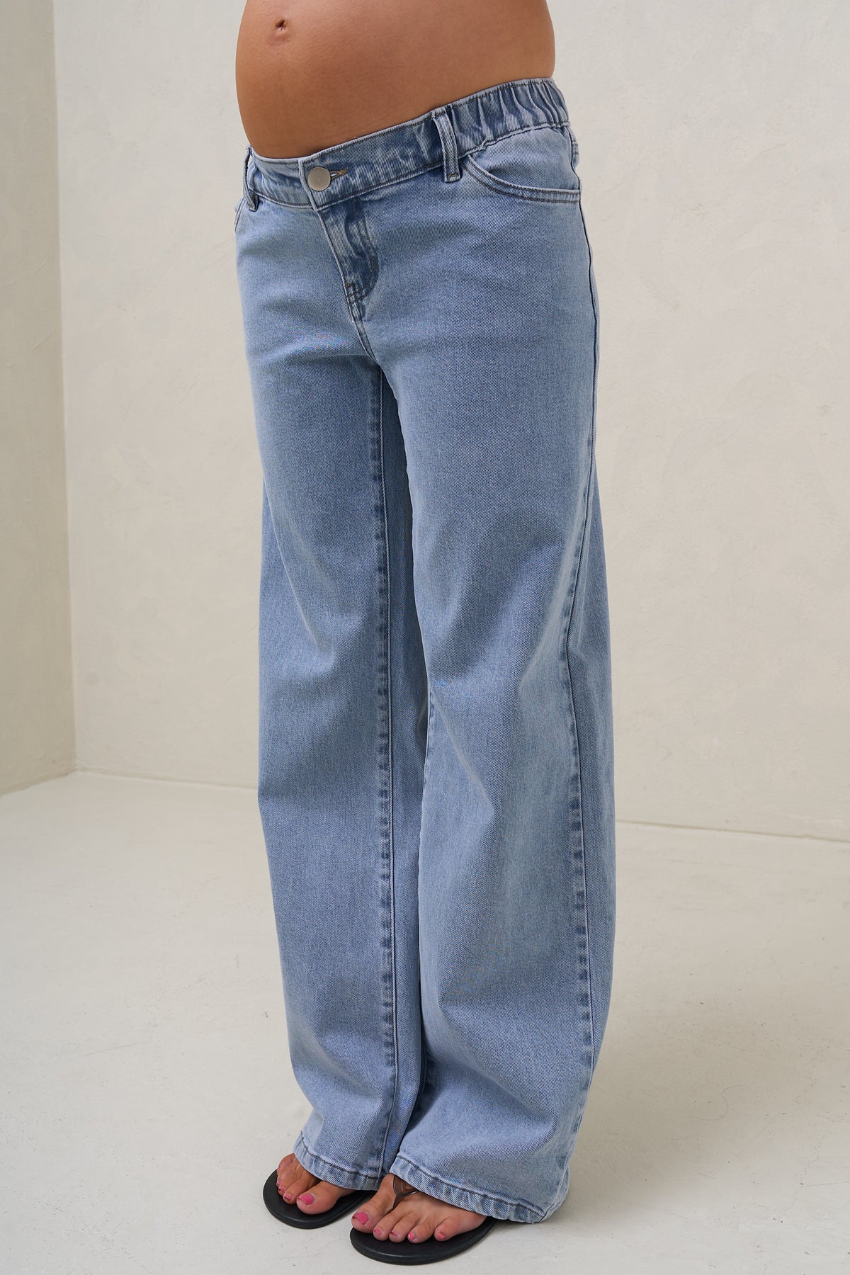 Baggy wide leg maternity jeans in blue – side view of the wide leg