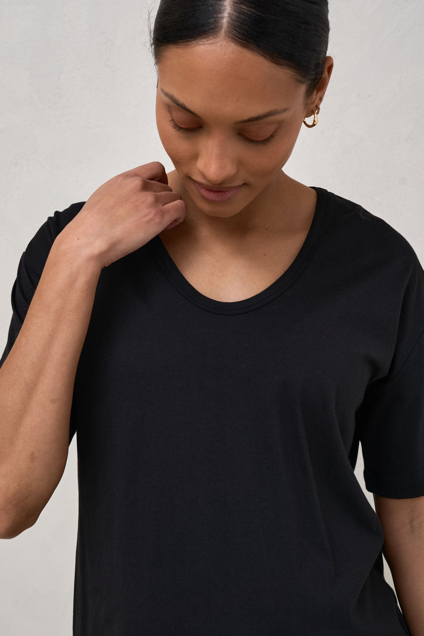 black-maternity-scoop-tee-4