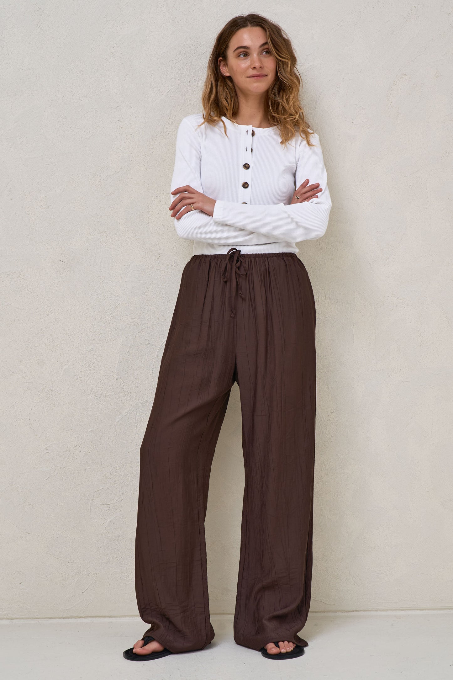 Ease Away Crinkle Pant -Chocolate