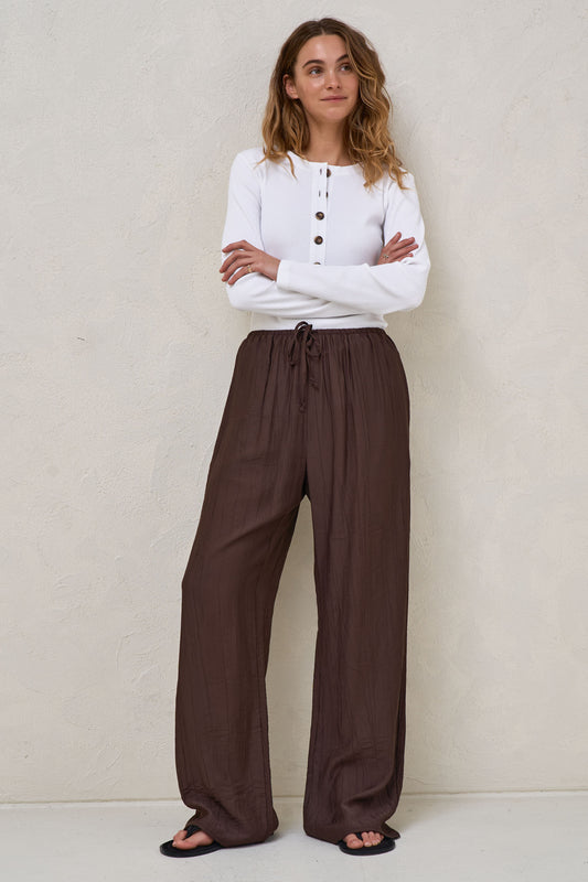 Ease Away Crinkle Pant -Chocolate