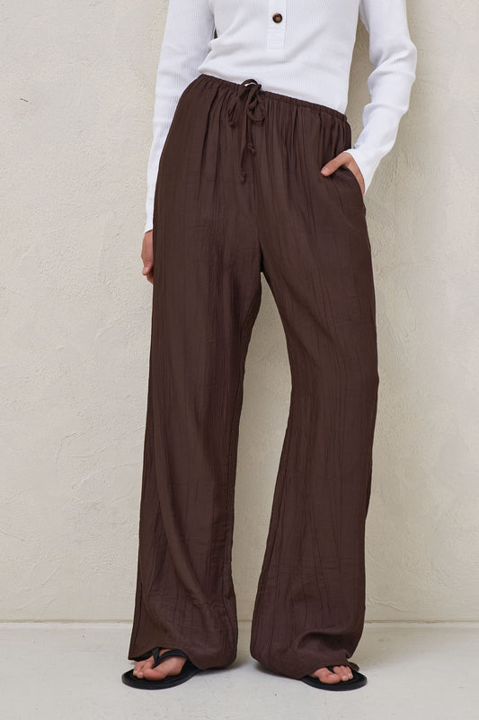 Ease Away Crinkle Pant -Chocolate