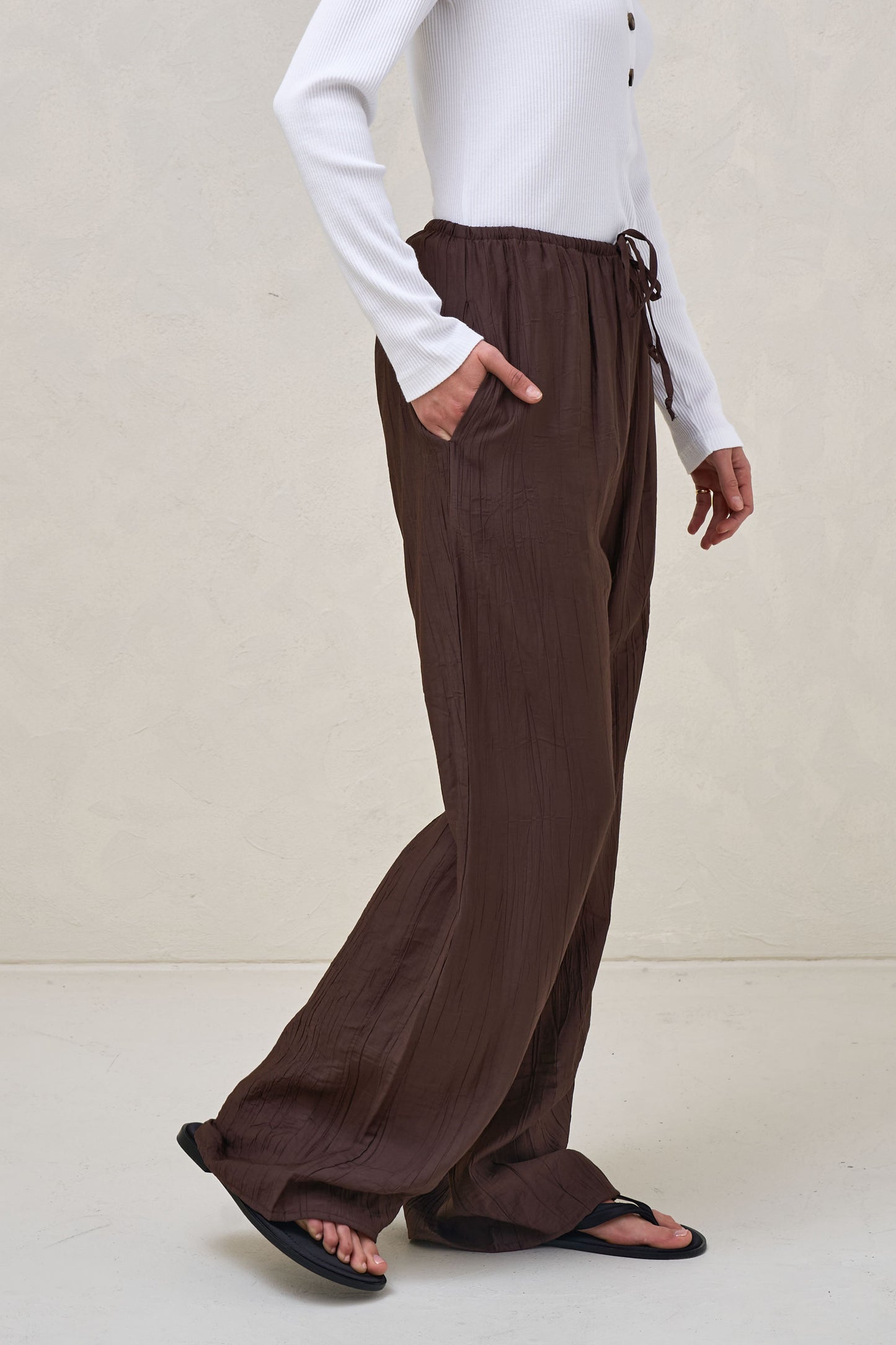 Ease Away Crinkle Pant -Chocolate