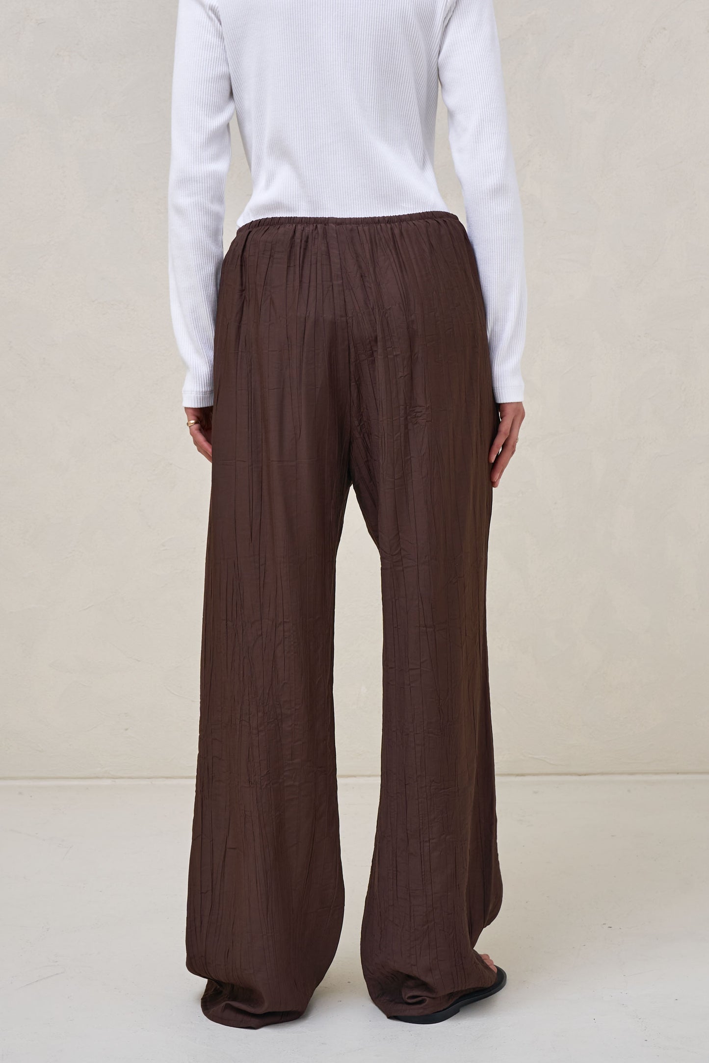 Ease Away Crinkle Pant -Chocolate