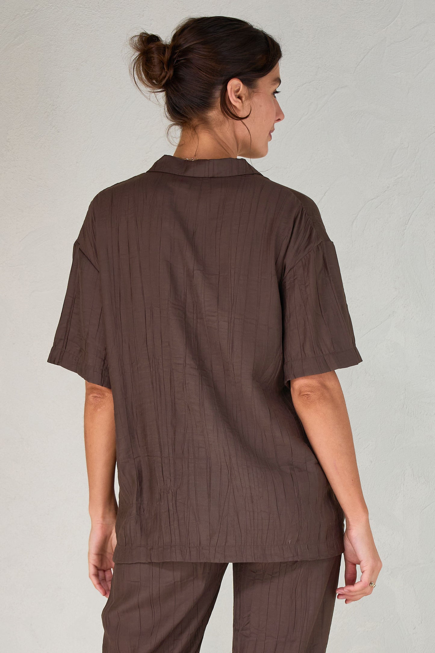 maternity-crinkle-shirt-chocolate-3