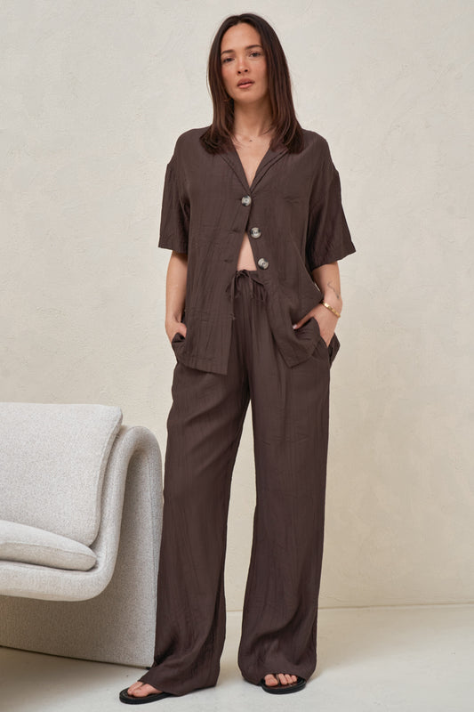 Ease Away Crinkle Shirt - Chocolate