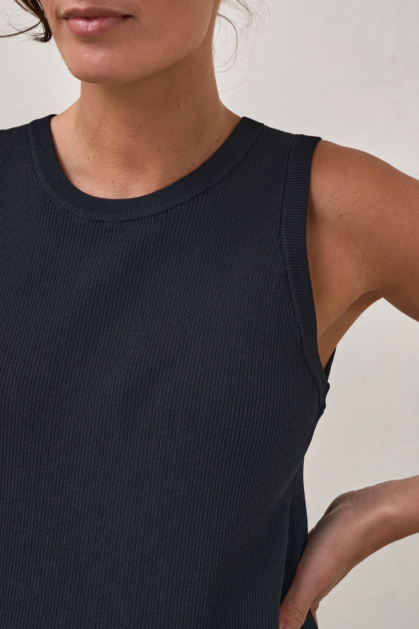 longline-maternity-tank-black-4