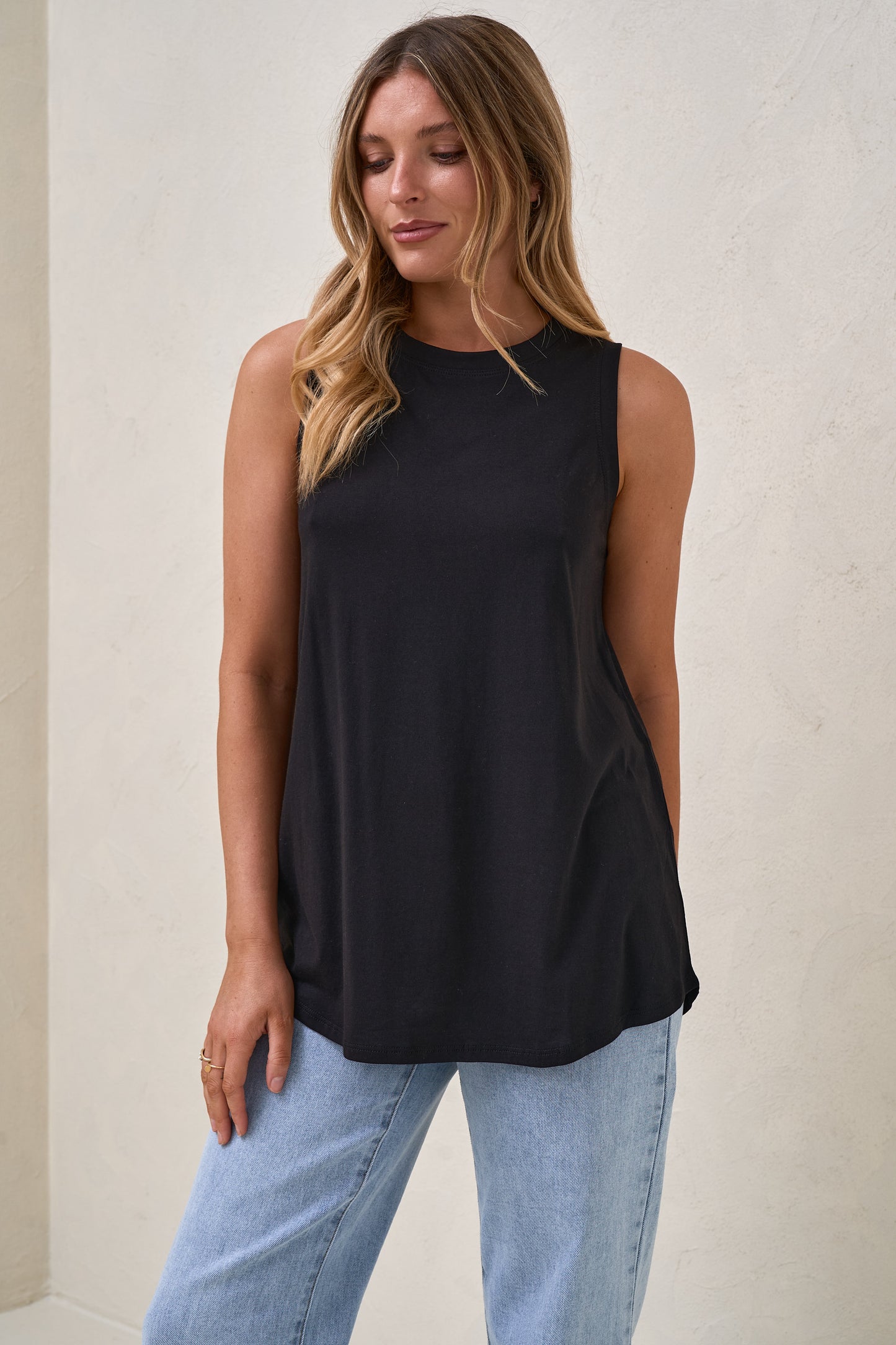 Into It Curved Hem Tank - Black