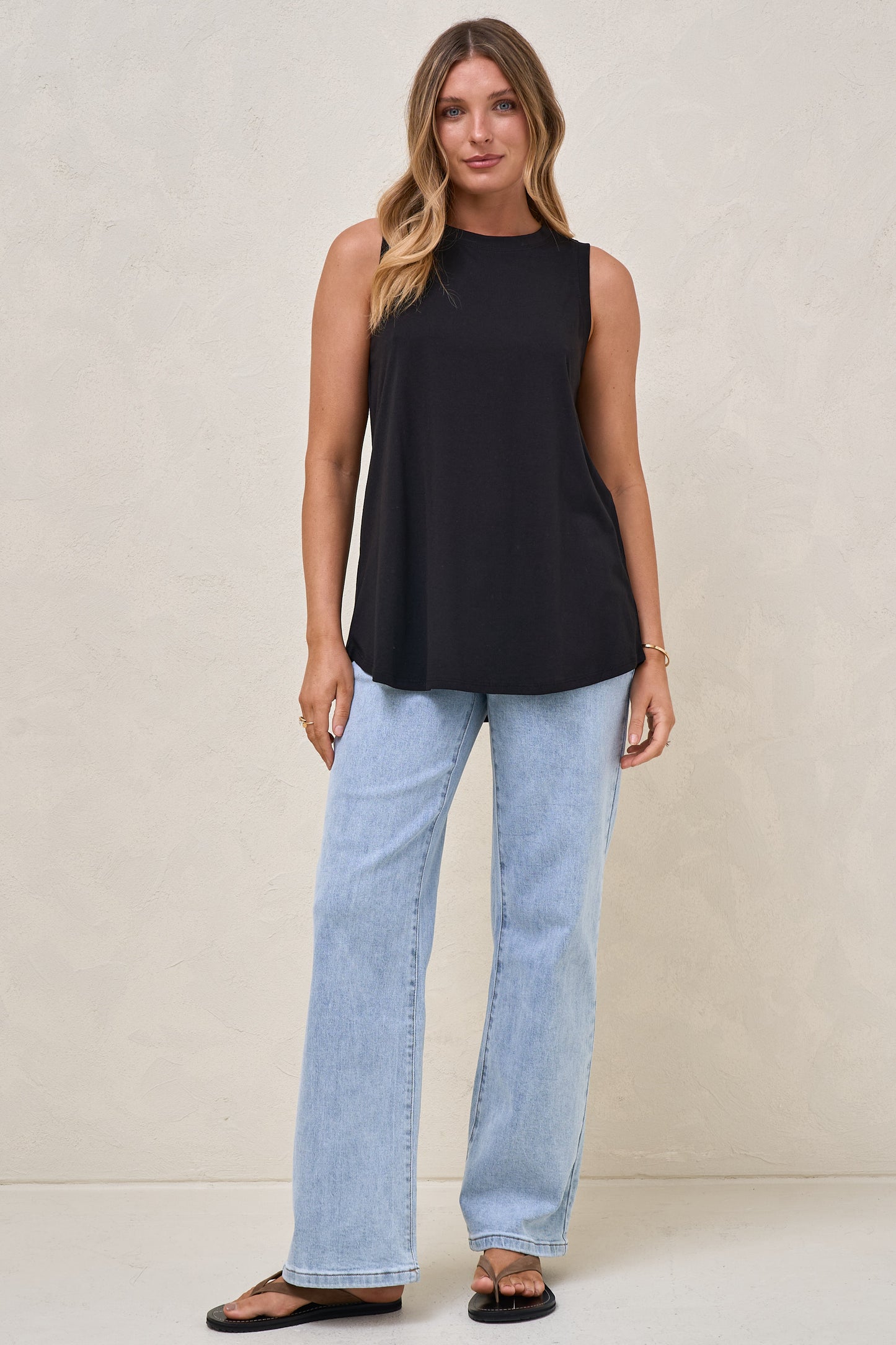 Into It Curved Hem Tank - Black