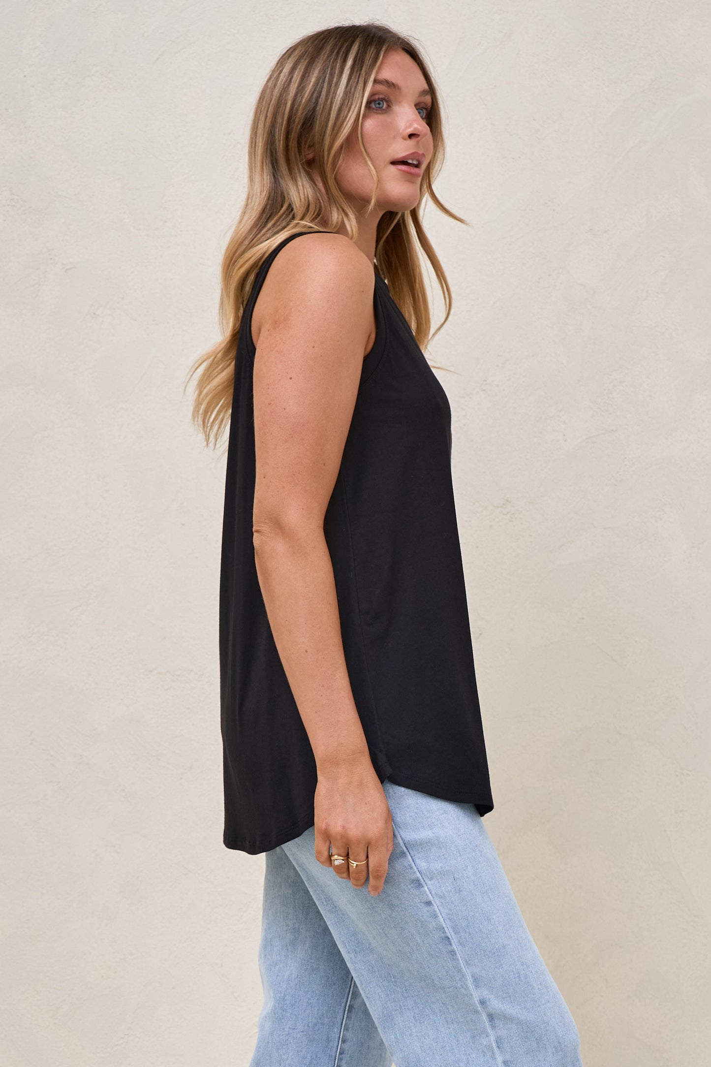 Into It Curved Hem Tank - Black