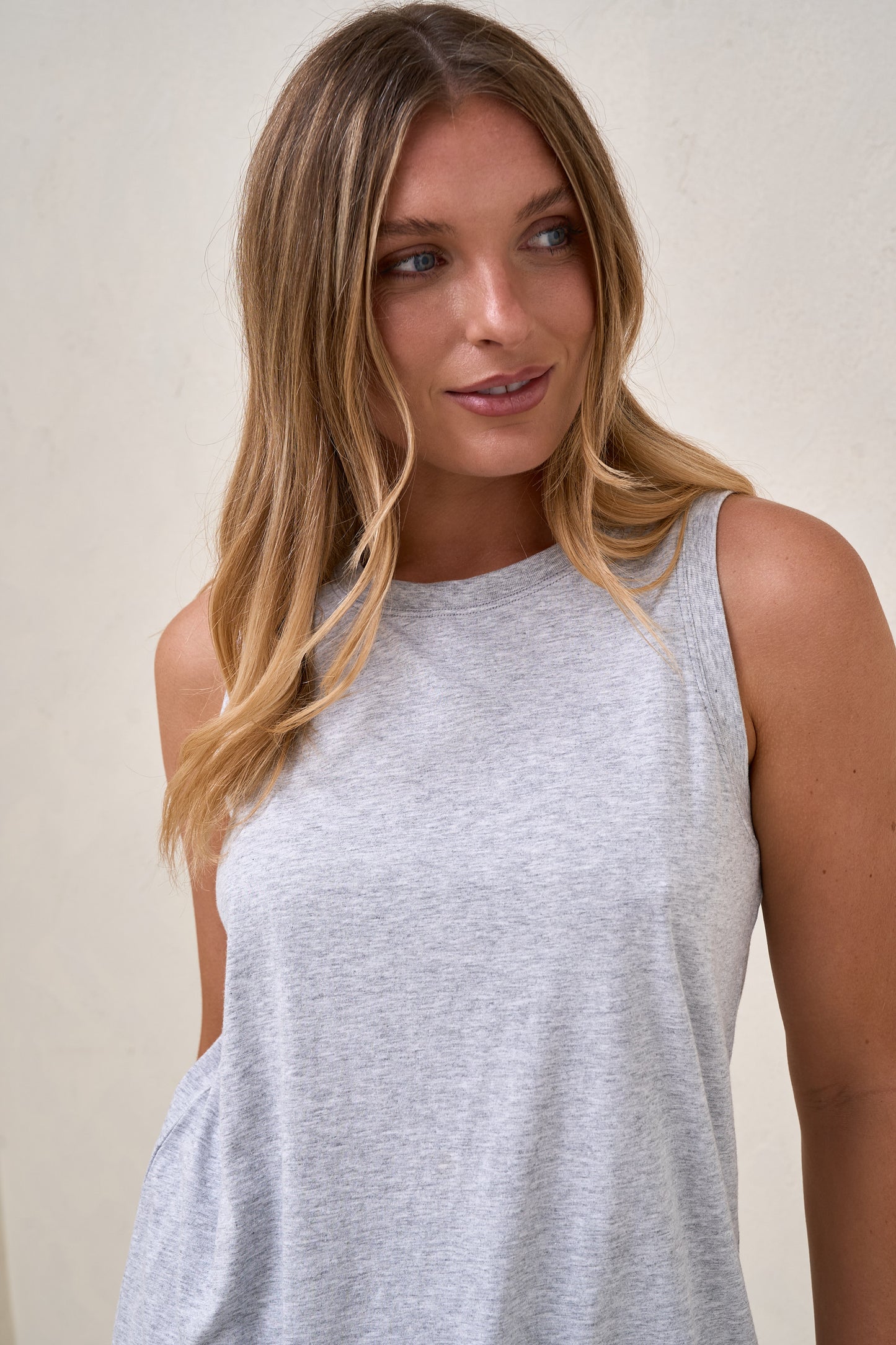 Into It Curved Hem Tank - Grey