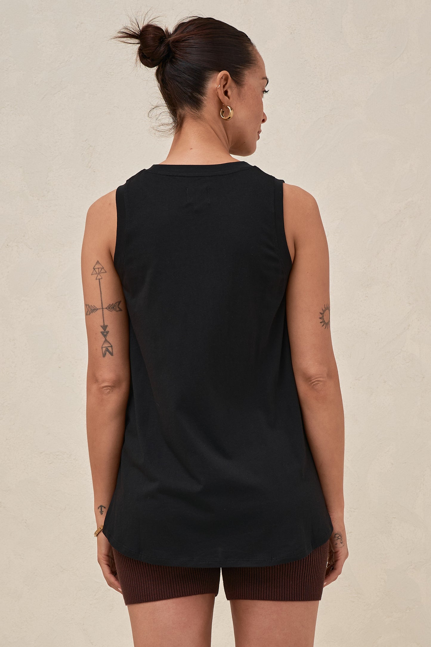 Into It Curved Hem Tank - Black