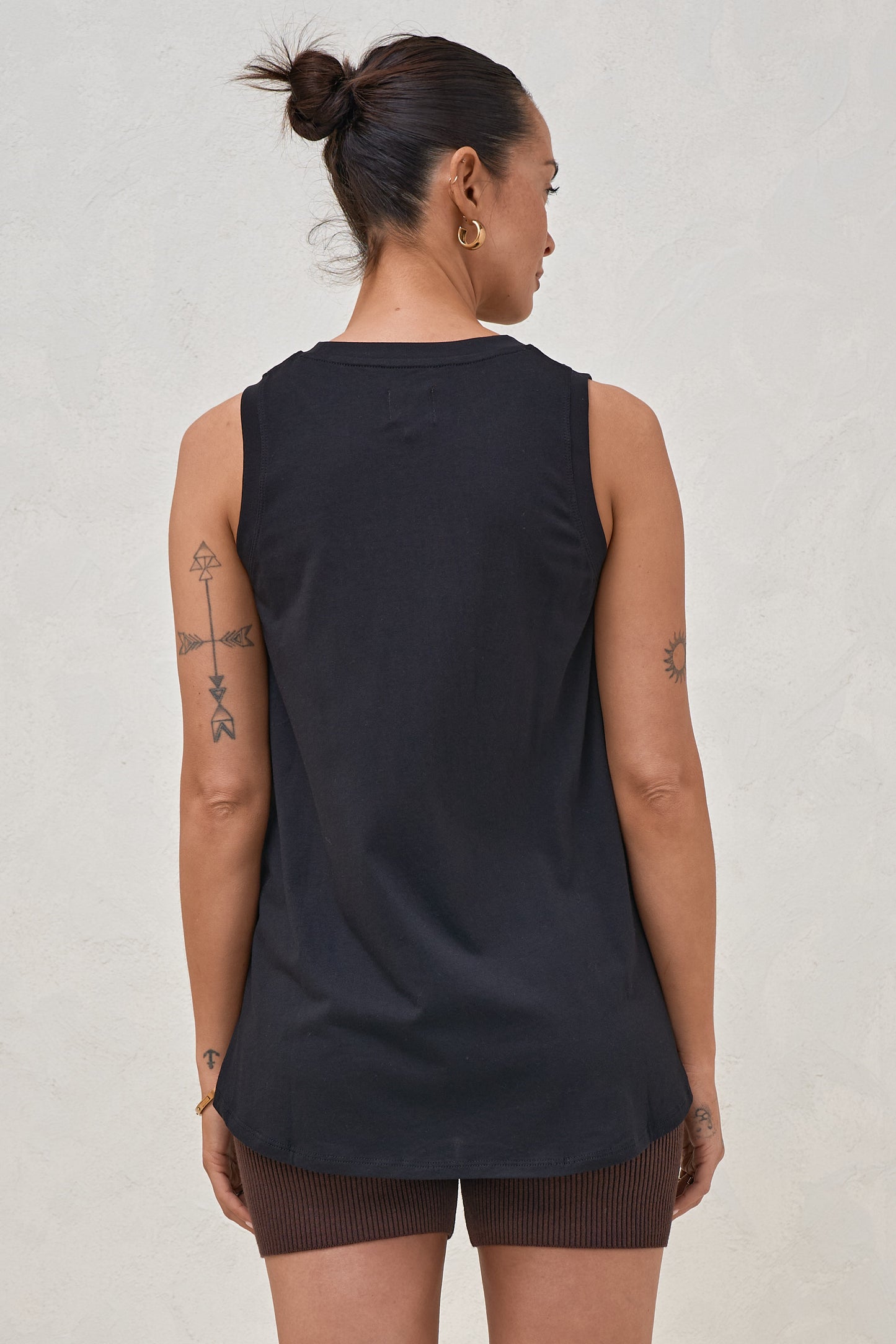 Into It Curved Hem Tank - Black