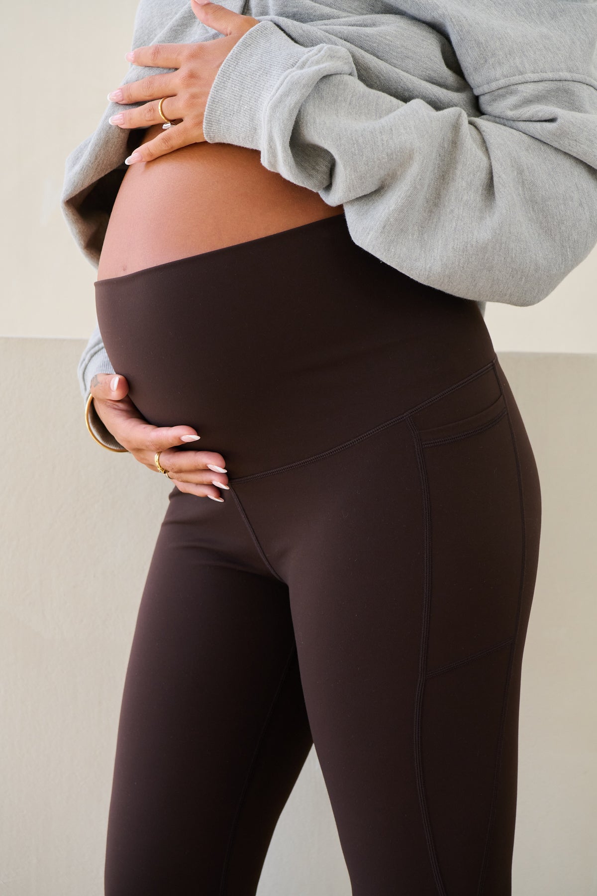 Maternity leggings in brown – close-up of waistband on bump