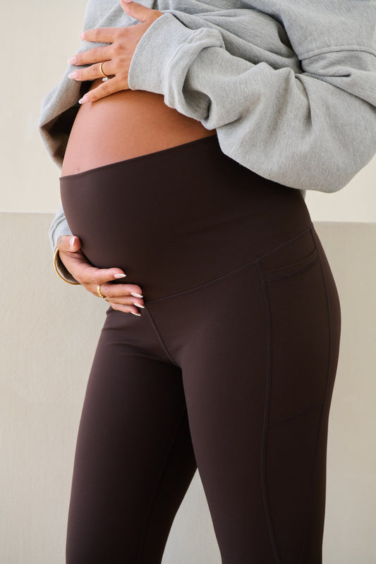 Maternity leggings in brown – close-up of waistband on bump