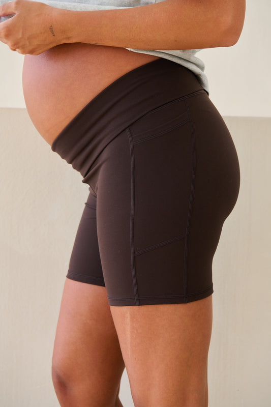 Maternity bike shorts in brown – side close-up of over-bump waistband