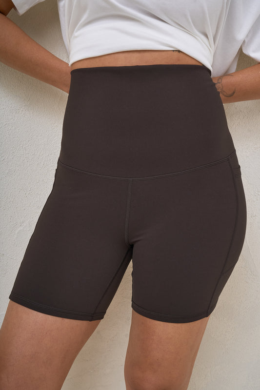 Maternity bike shorts in brown – close-up of high waistband