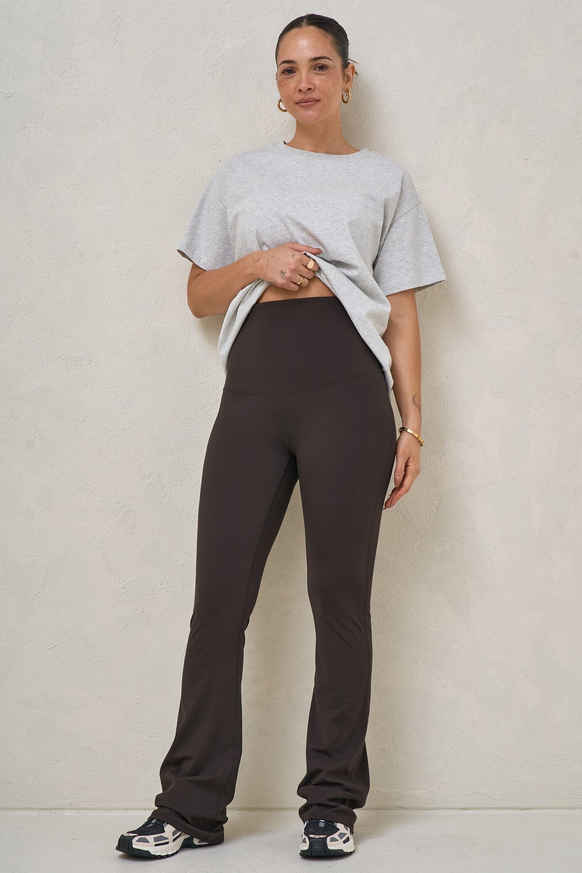 Maternity flare leggings in brown – front view post-pregnancy with grey tee