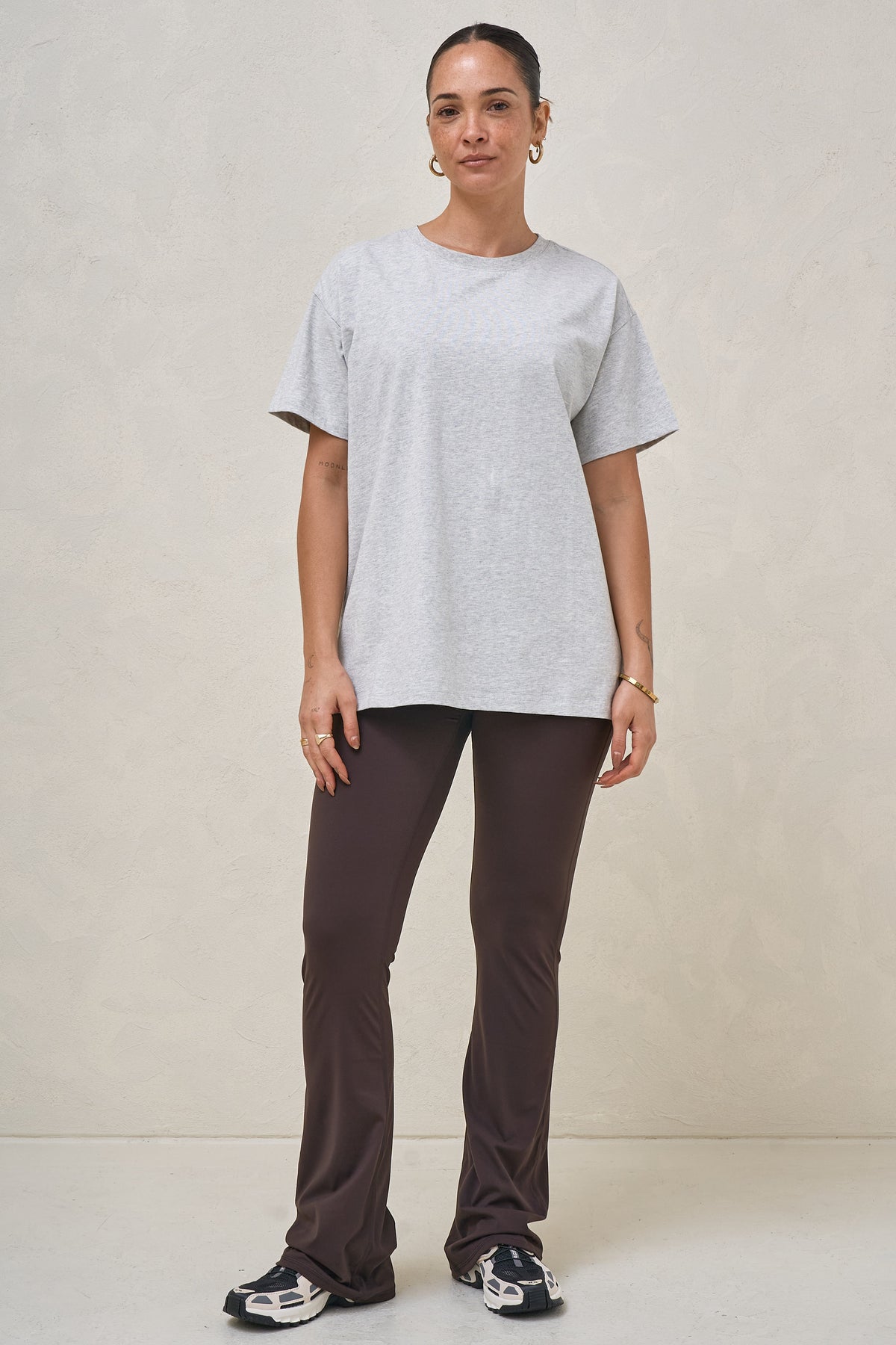 Maternity flare leggings in brown – full length with grey tee