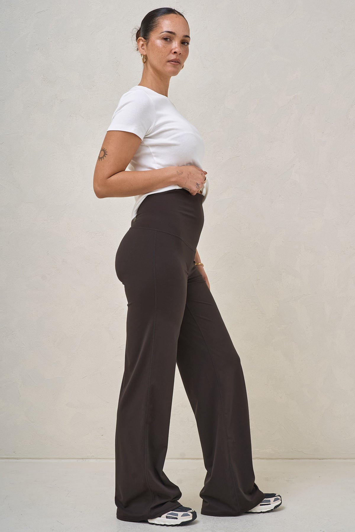 Maternity wide leg leggings in brown – side view post-pregnancy