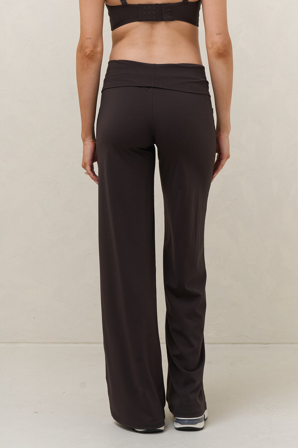 Maternity wide leg leggings in brown – back view