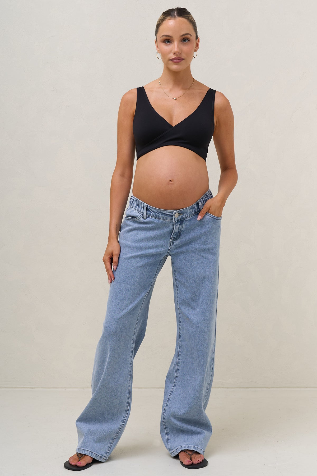 Baggy wide leg maternity jeans in blue – front view on bump