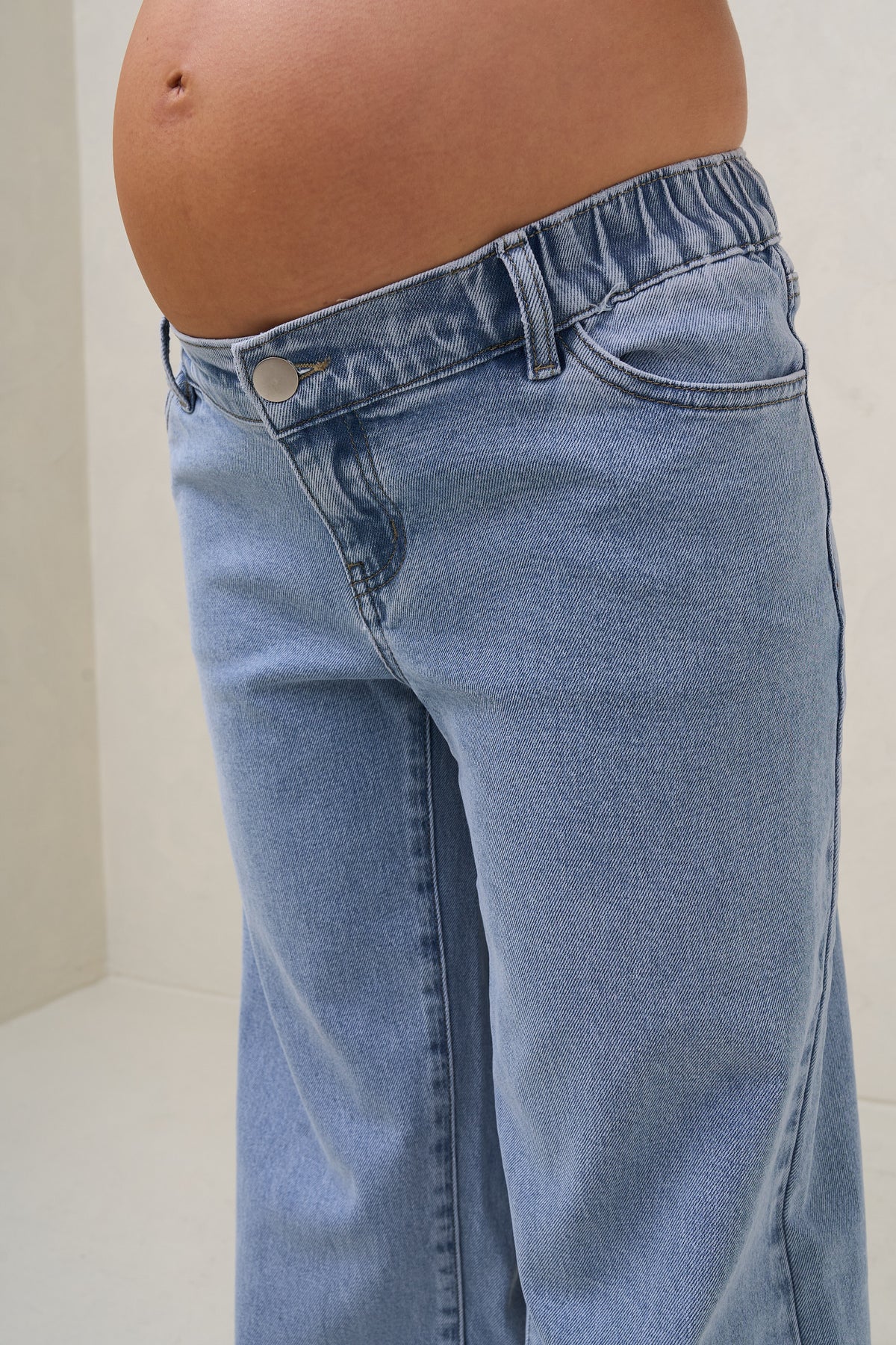 Baggy wide leg maternity jeans in blue – close-up of the waistband