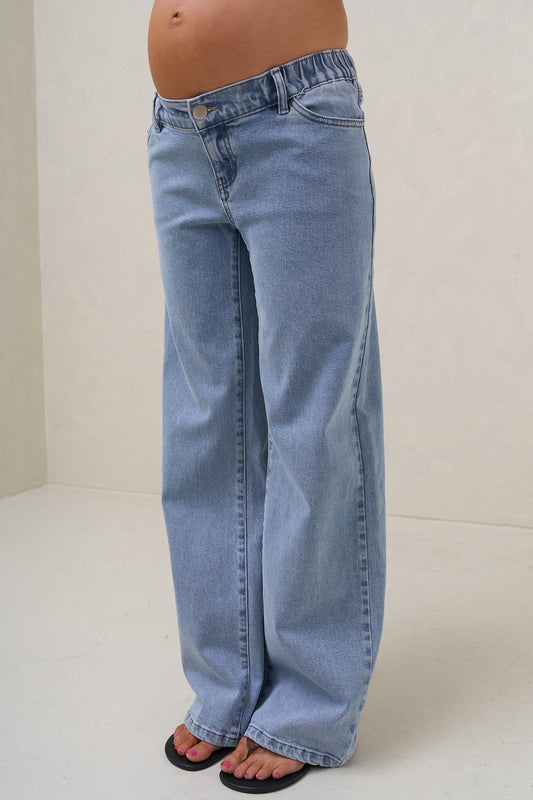 Baggy wide leg maternity jeans in blue – side view of the wide leg