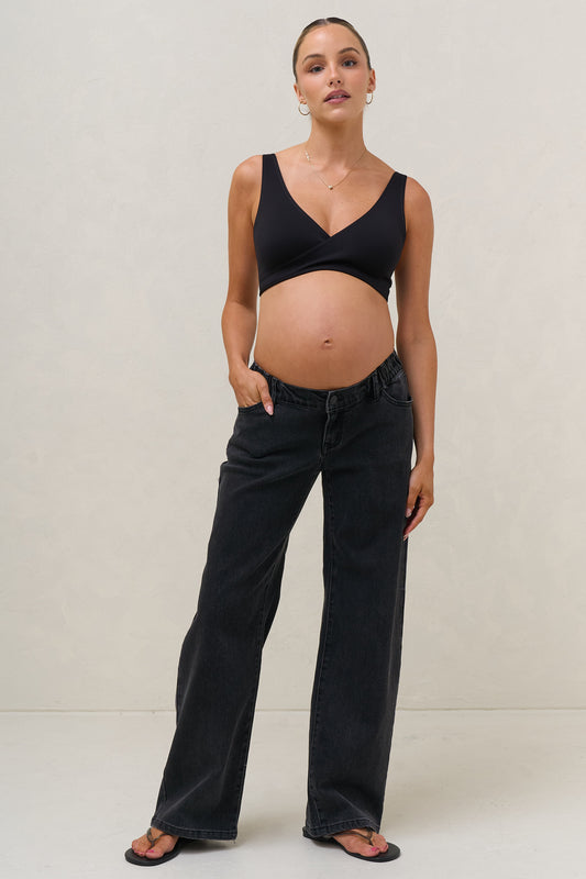 Baggy wide leg maternity jeans in black – front view on bump