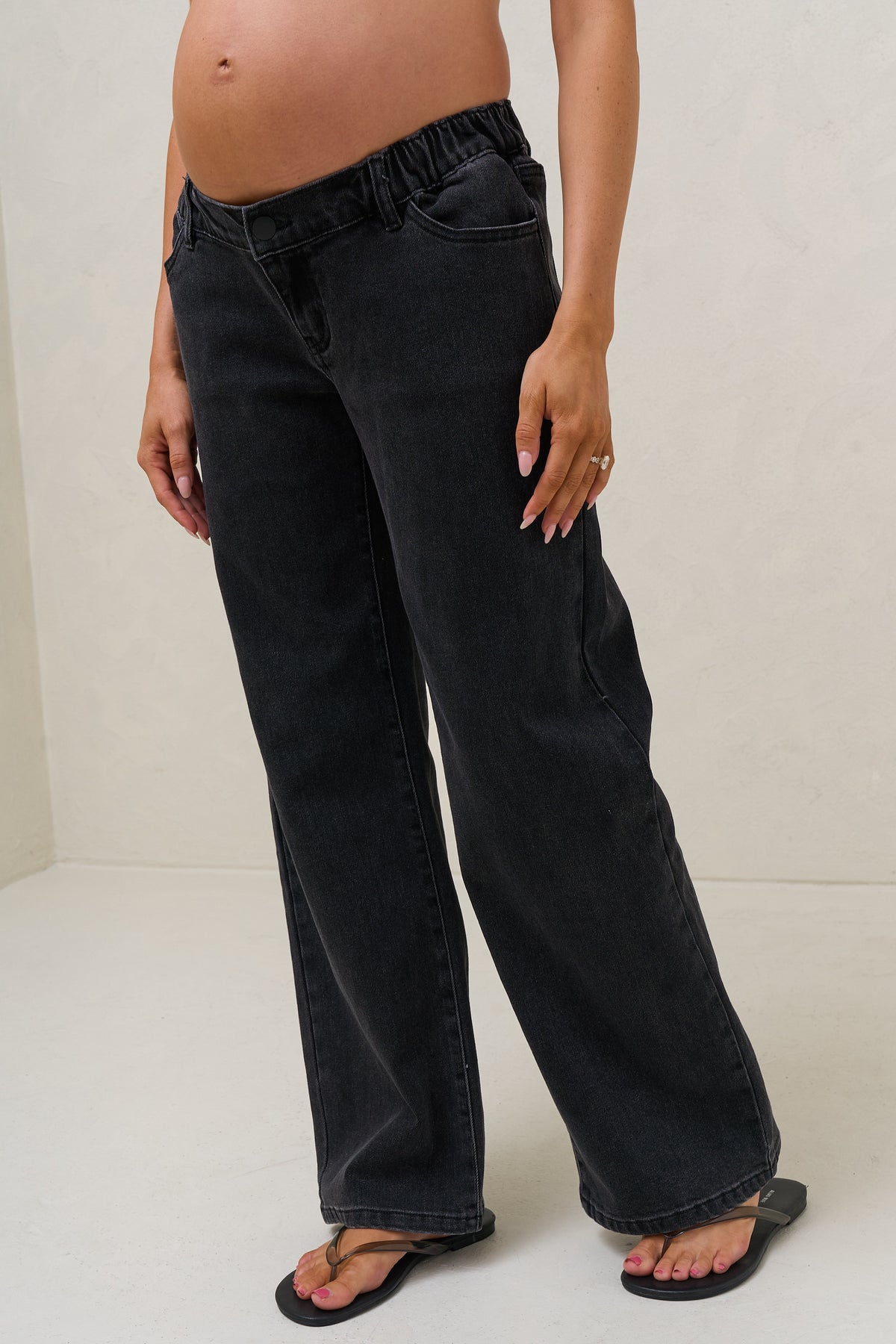 Baggy wide leg maternity jeans in black – side view of the wide leg