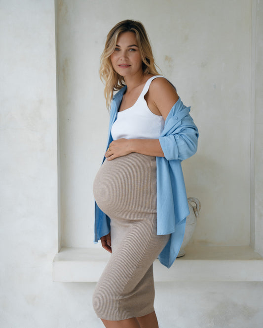 High low maxi skirt pulled above the baby bump #maternity #fashion
