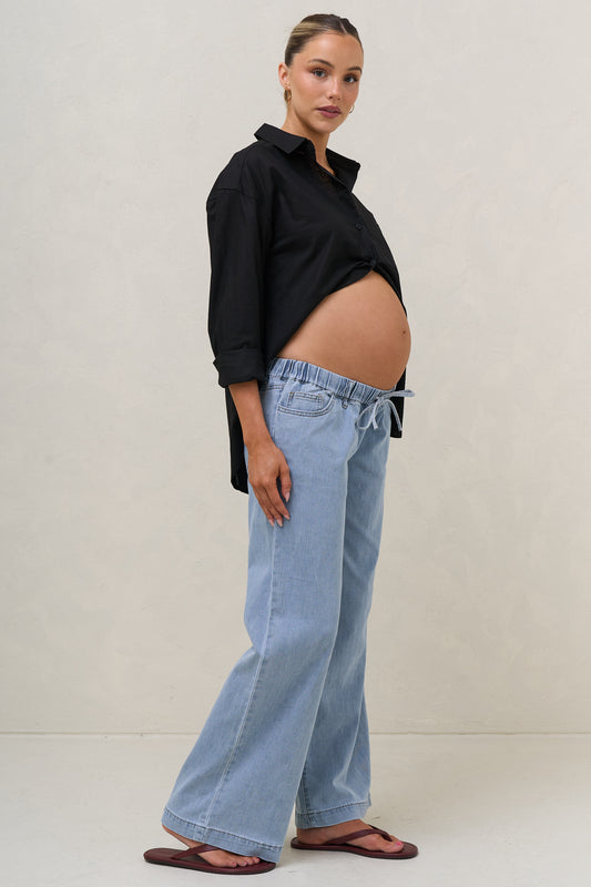Wide leg maternity jeans in light blue – side view with black shirt